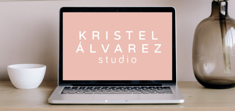 Ordenador sobre escritorio que muesta la marca personal de Kristel Alvarez a quien se le gestionan las redes sociales desde nuestra empresa de marketing digital