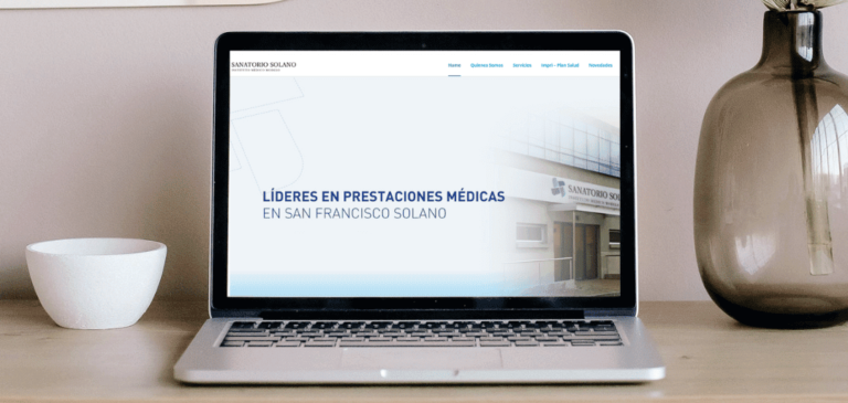 Ordenador en escritorio que muesta una imagen de la web del Sanatorio Medico Modelo Solano