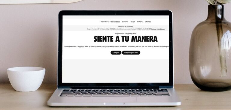 Ordenador sobre un escritorio que muestra la pagina web de Nike Inc